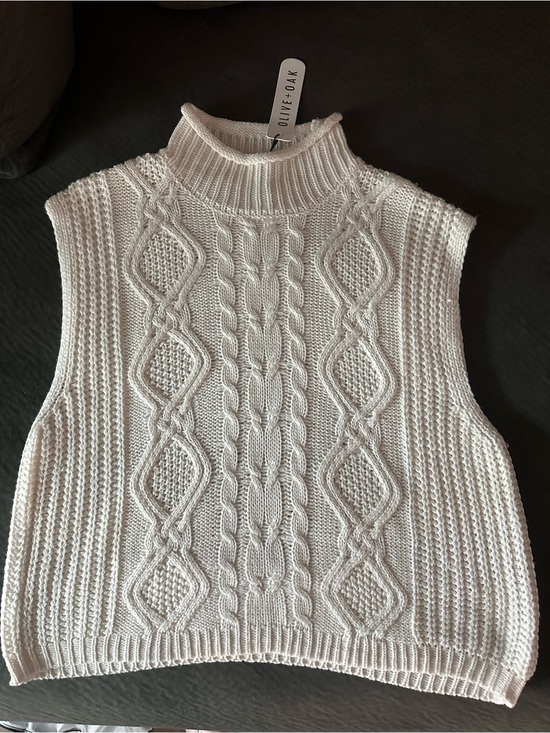 Olive & Oak Sweaters - 🍦Olive & Oak Cream Cable Knit Sleeveless Sweater Vest 🍦